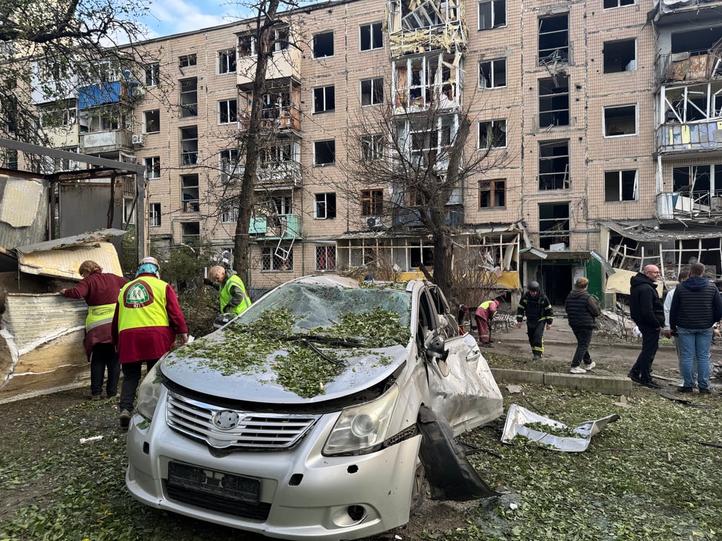 Автомобіль пошкоджений внаслідок російського удару по Харкову