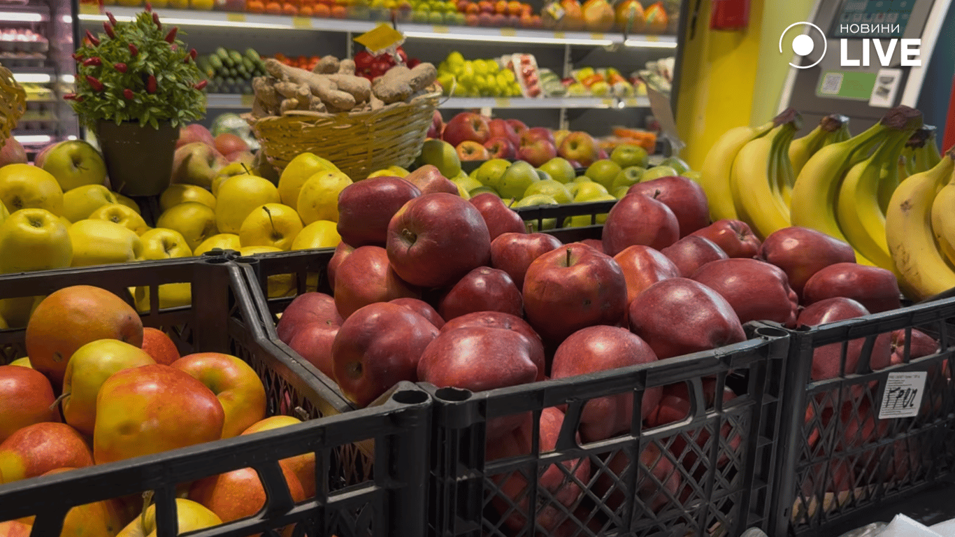 Фрукти на прилавку магазину