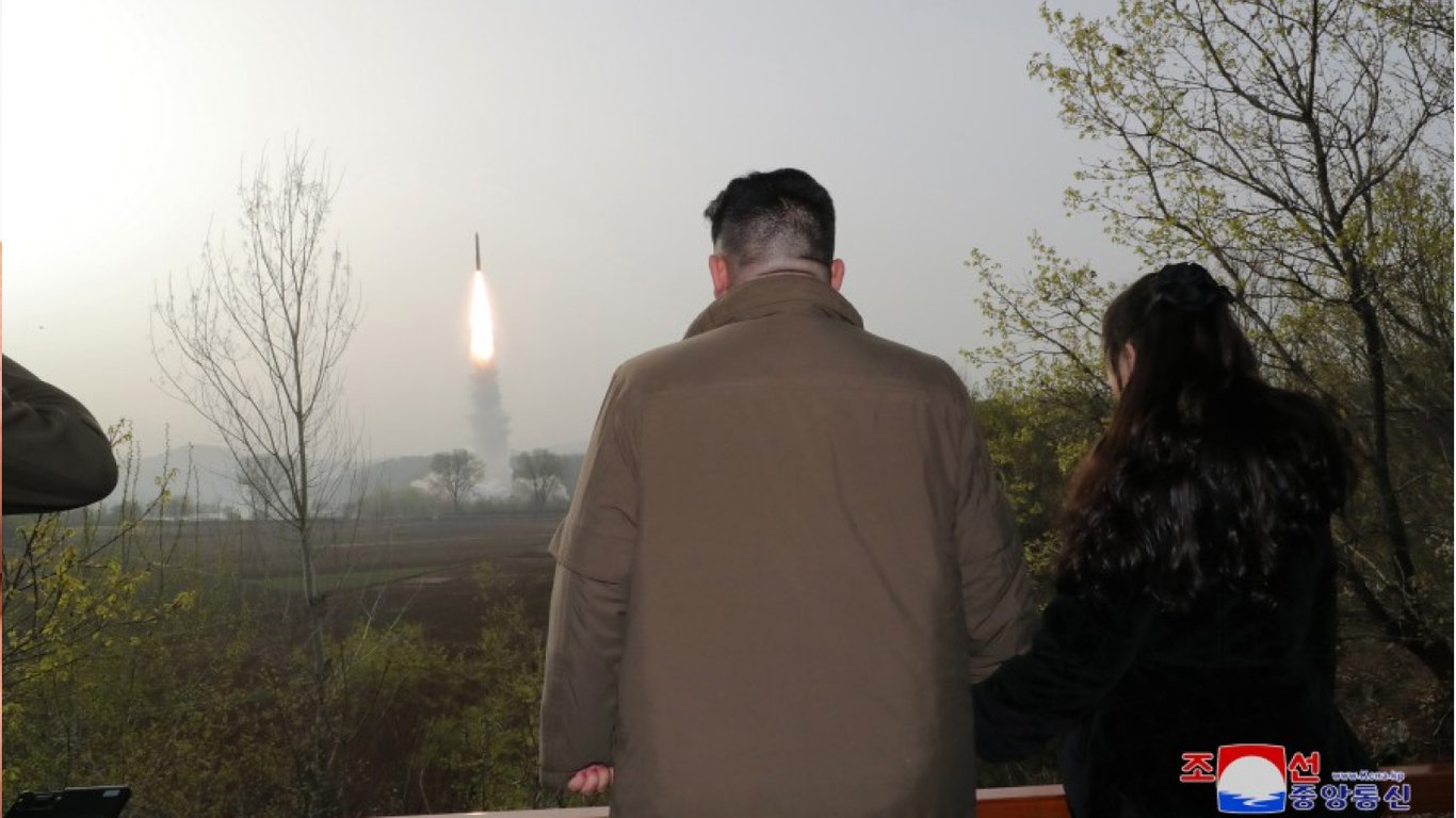 КНДР уперше випробувала нову ракету для ядерної контратаки: що сказав Кім Чен Ин