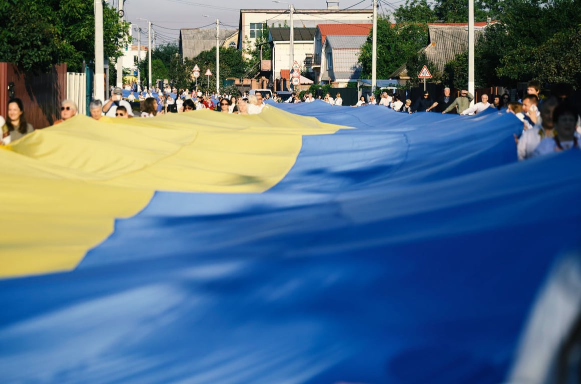 Буданов разом із громадою розгорнув найбільший прапор України - фото 2