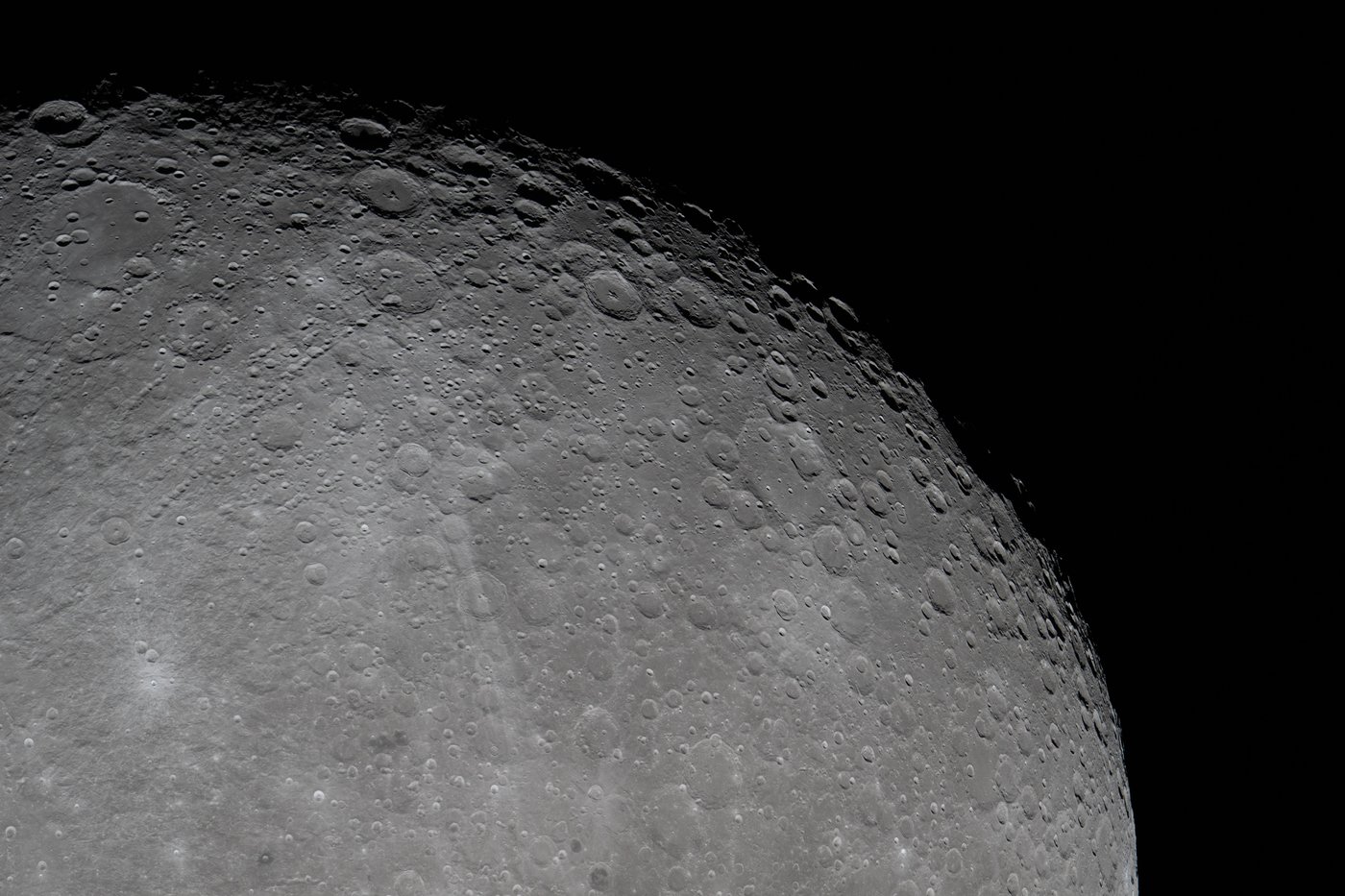 Фото з борту космічного корабля Orion під час місії Artemis II
