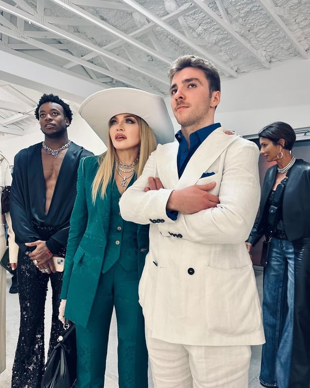 Мадонна в ультрамодному образі завітала у галерею глянути шедеври сина - фото 3