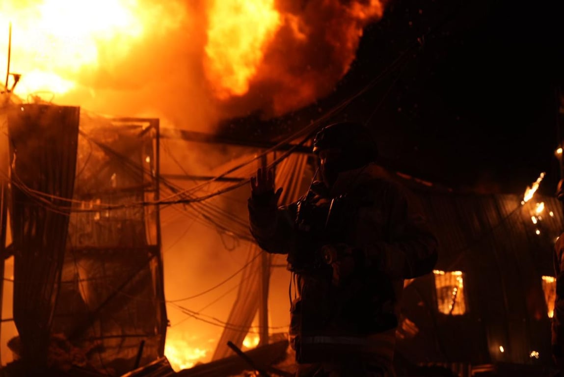 Пожежа після ракетного удару в Дарницькому районі Києва