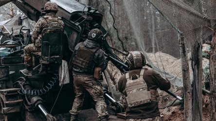 Зеленский подписал закон об отсрочке для воинов контракта 18-25 - 285x160