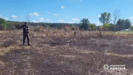 Нацполіція показала кадри розмінування Харківщини від "пелюсток" - 285x160