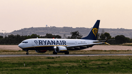 Ryanair отменяет рейсы в три города Европы — в чем причина - 285x160