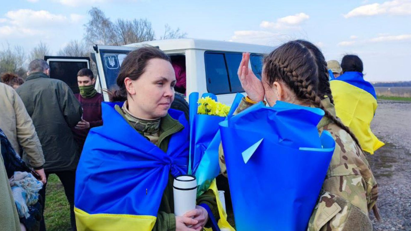 Из российского плена вернулись еще 100 украинцев: детали