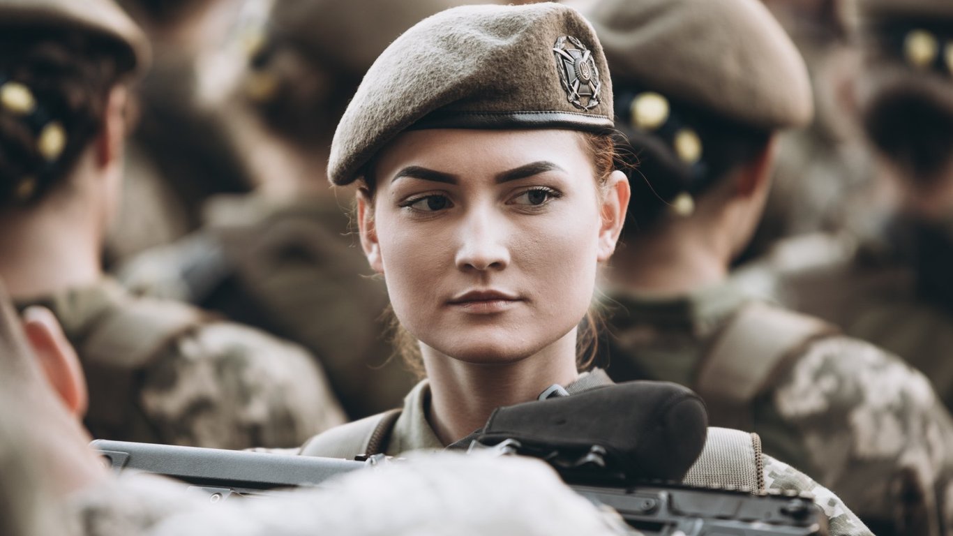 Хто з жінок повинен стати на військовий облік з 1 жовтня: інфографіка