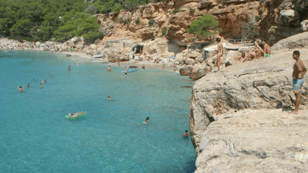 Осіння відпустка в Барселоні — чи можна купатись та засмагати - 285x160