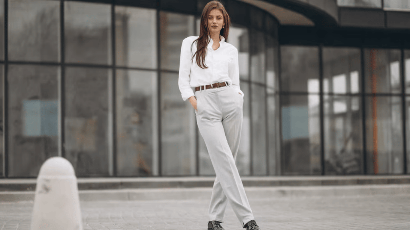 Які стильні образи можна створити з білими штанами – ТОП-5 найкращих влітку 2023
