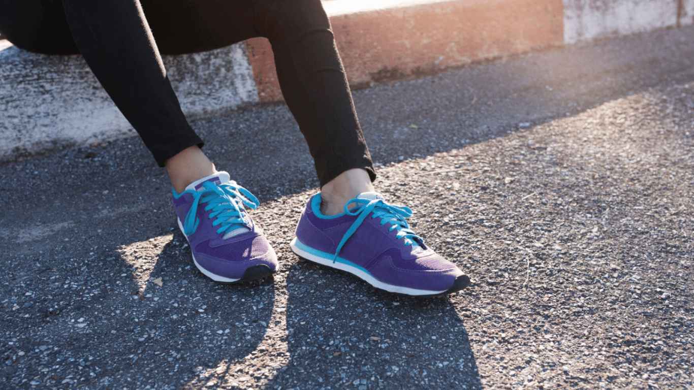 Які кросівки важко залишити без уваги: головне правильно обрати колір