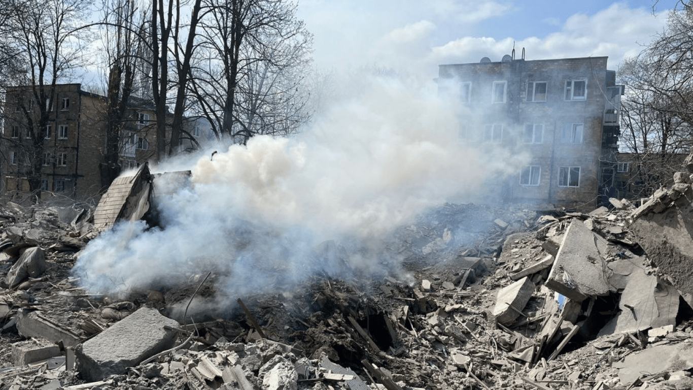 Оккупанты нанесли очередной авиаудар по Авдеевке: разрушена многоэтажка