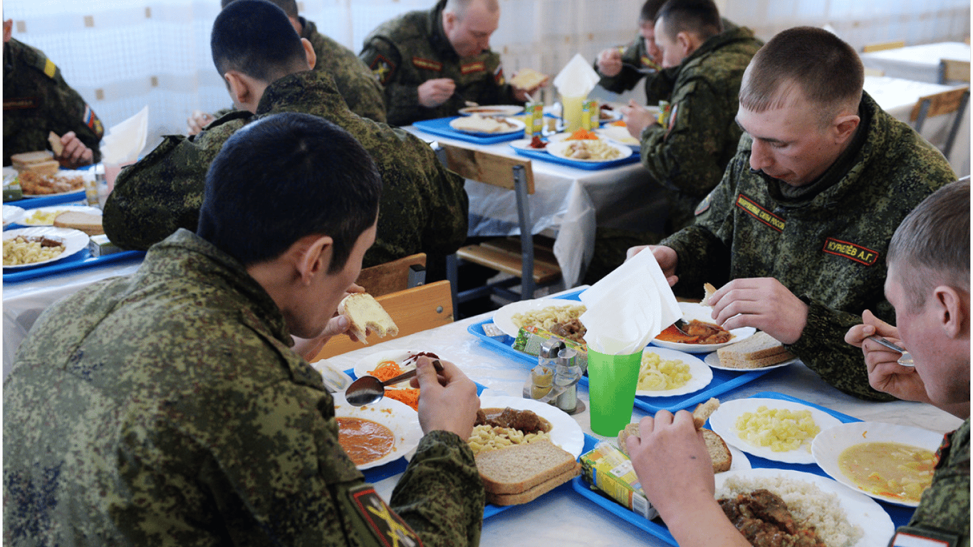 Россияне заставляют детей готовить еду для врага на оккупированных территориях Украины