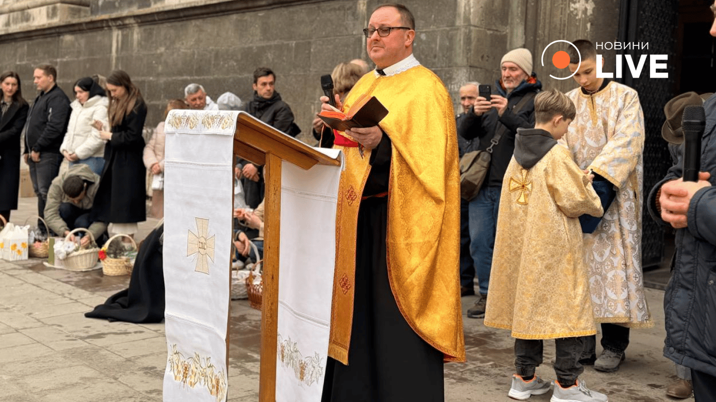 Освячення великодніх кошиків у Львові