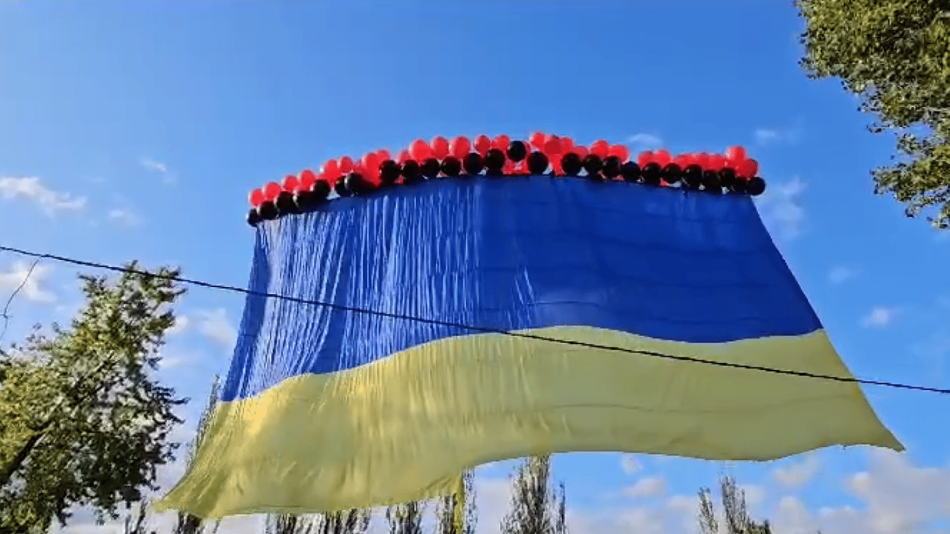 Над оккупированным Донецком запустили украинский флаг: видео
