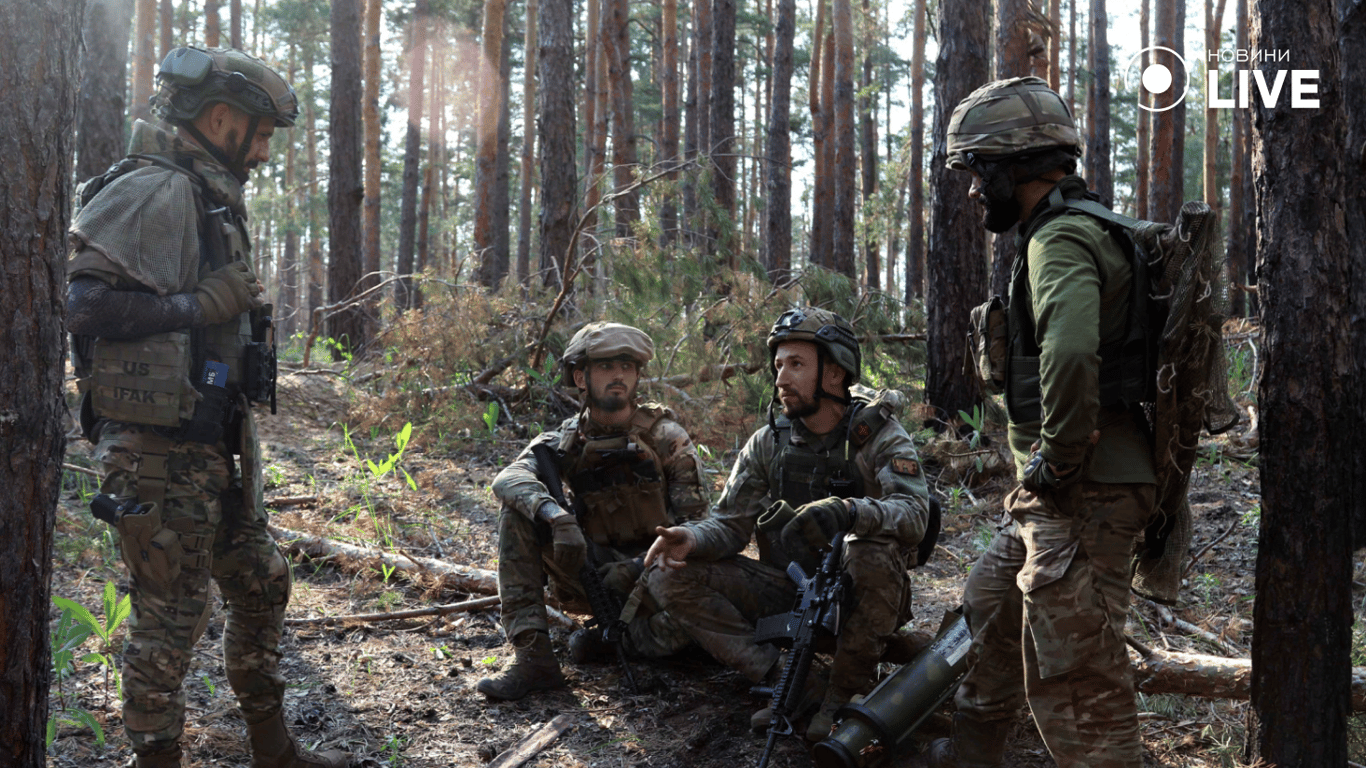 Військові у лісі розмовляють 