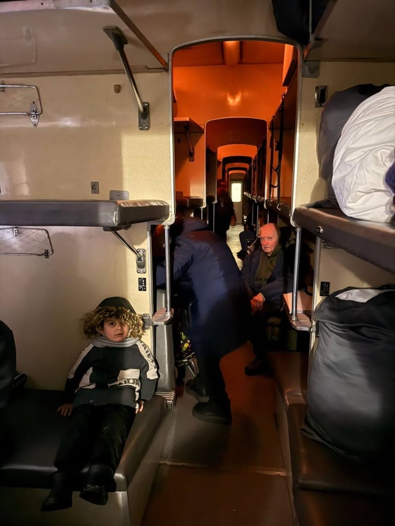 Удар по поезду на Харьковщине — вагоны возобновили движение - фото 1