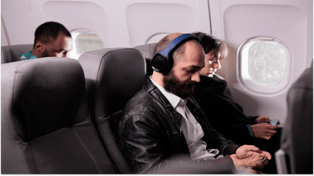 Пасажир авіарейсу намагався вистрибнути з літака — що сталось - 285x160