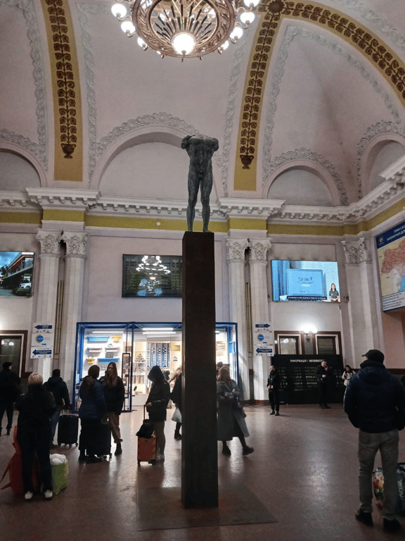 Фаріон оторопіла від голої чоловічої скульптури на вокзалі Львова