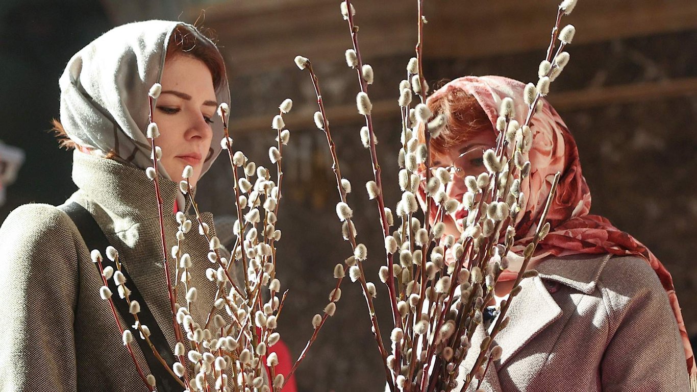 Жінки у церкві з гілками верби