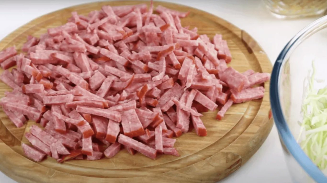 рецепт салату з капустою, кукурудзою, копченою ковбасою та сухариками