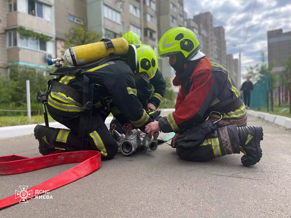 Рятувальники працюють на місці пожежі. Фото: ДСНС