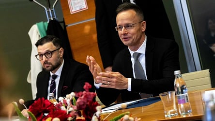 Угорський міністр, що ображав Україну, очолив футбольний клуб - 290x160