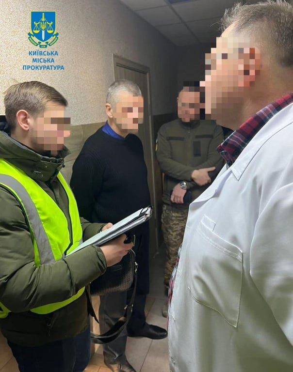 працівники прокуратури з підозрюваним