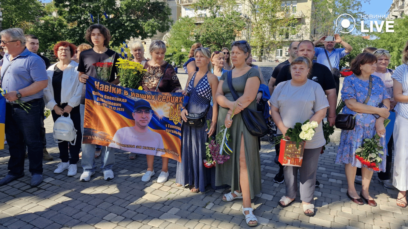 Родини полеглих захисників на Алеї Героїв в Одесі