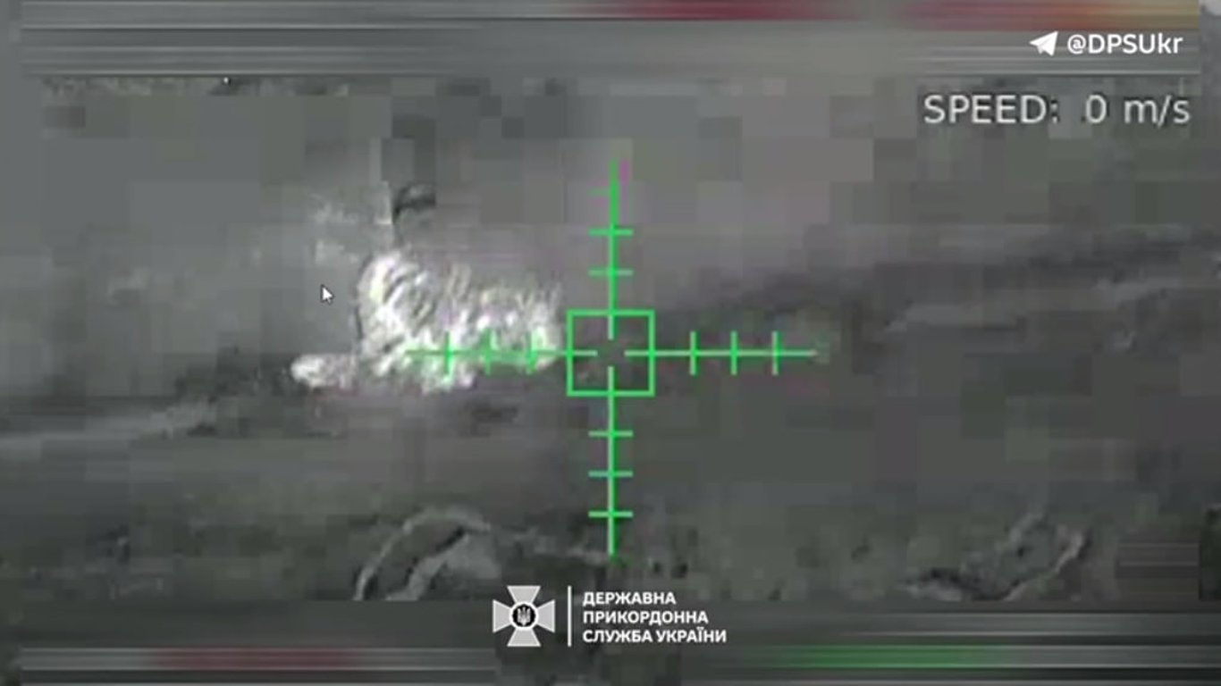 Прикордонники показали кадри ефектної роботи дрона по російських позиціях