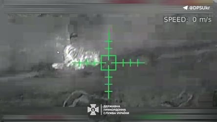 Прикордонники показали кадри ефектної роботи дрона по російських позиціях - 290x166