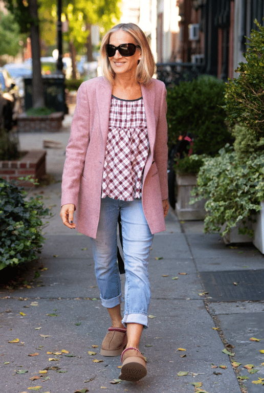 Ugg boots can be worn with a coat, as demonstrated by Sarah Parker.