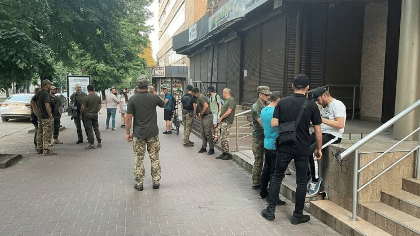 Мобілізація в Україні - у Полтаві чоловік відкрито ухилявся від повістки