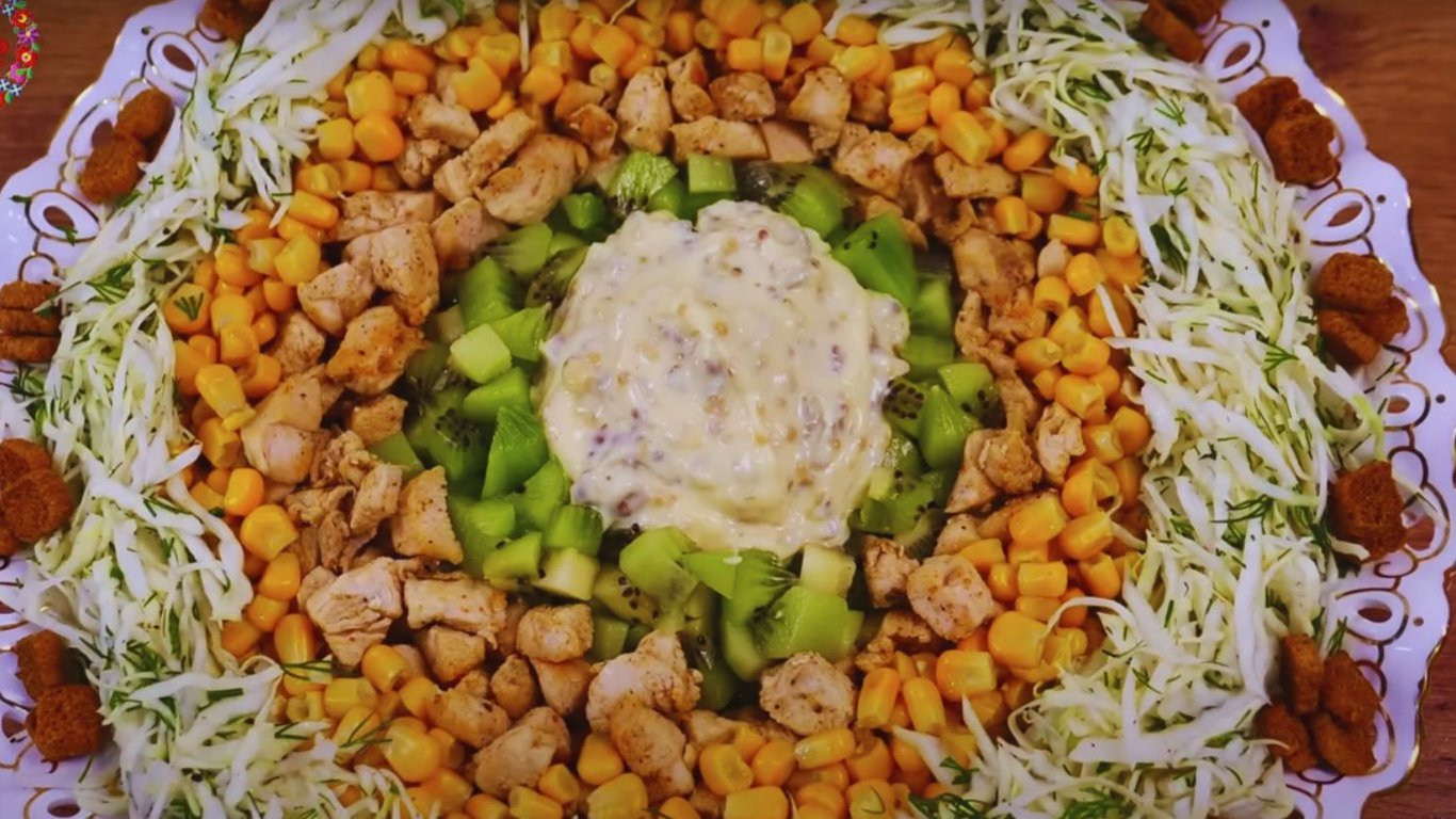 Салат з капустою, куркою та ківі, підійде на кожен день і свято — відео