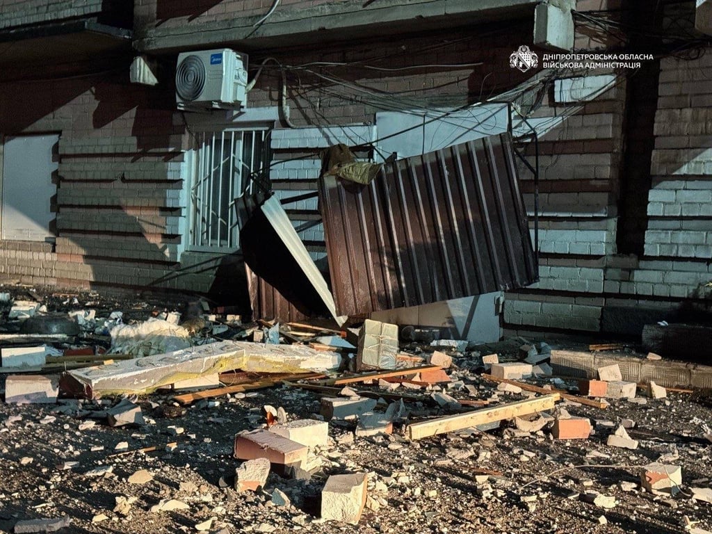 Разрушения после обстрела Днепра ночью 23 апреля 2026 года