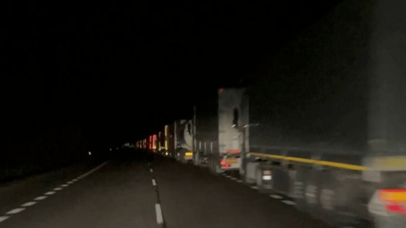 Польські страйкарі заблокували на кордоні 2500 вантажівок з України