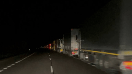 Польські страйкарі заблокували на кордоні 2500 вантажівок з України - 285x160
