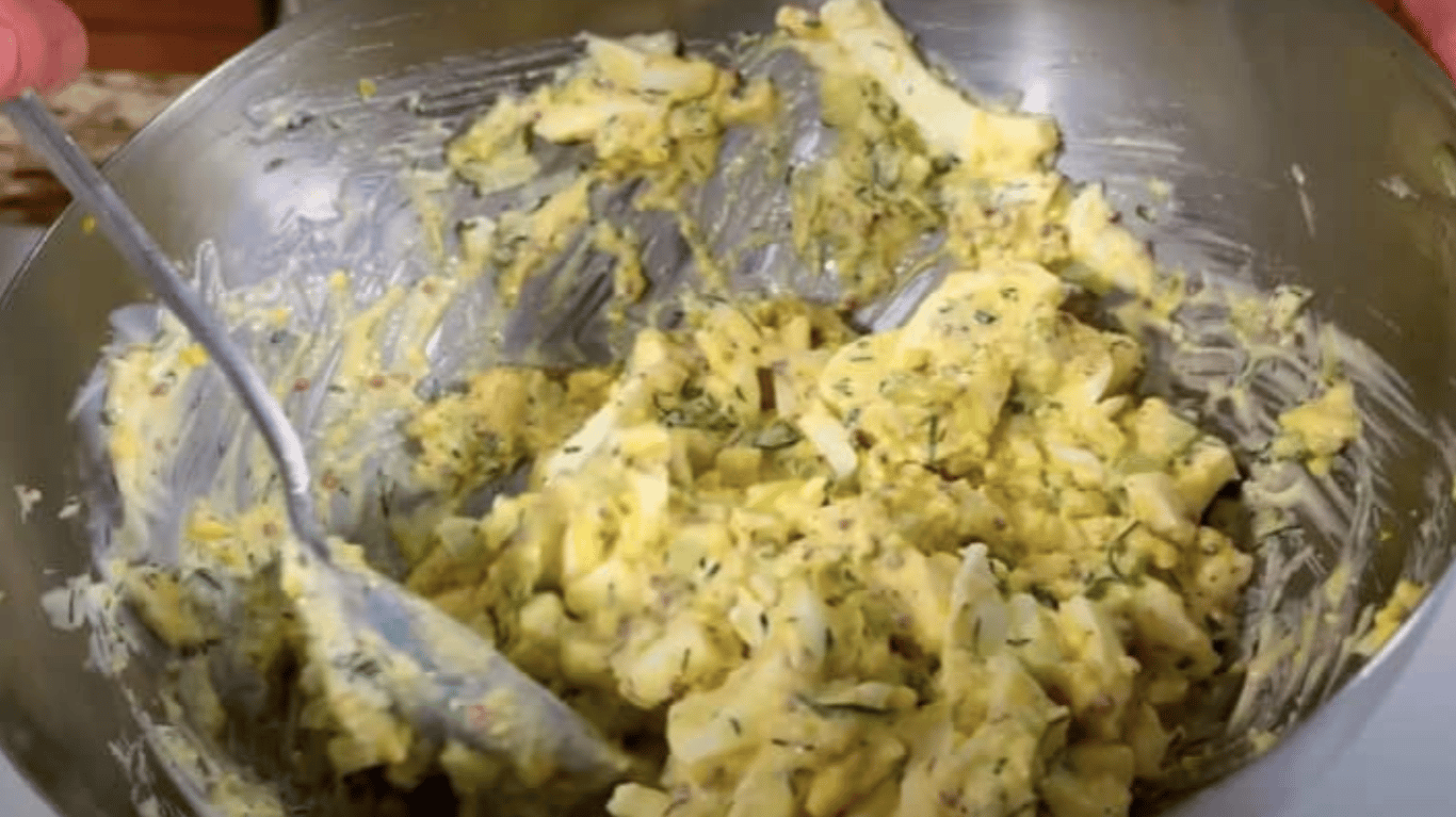 Намазка для сніданку з варених яєць і діжонської гірчиці на багеті