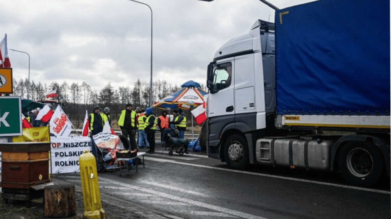 Польські фермери припинили блокування руху вантажівок на одному з пунктів пропуску