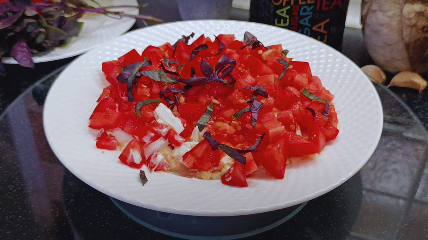 салат з помідорами та базиліком