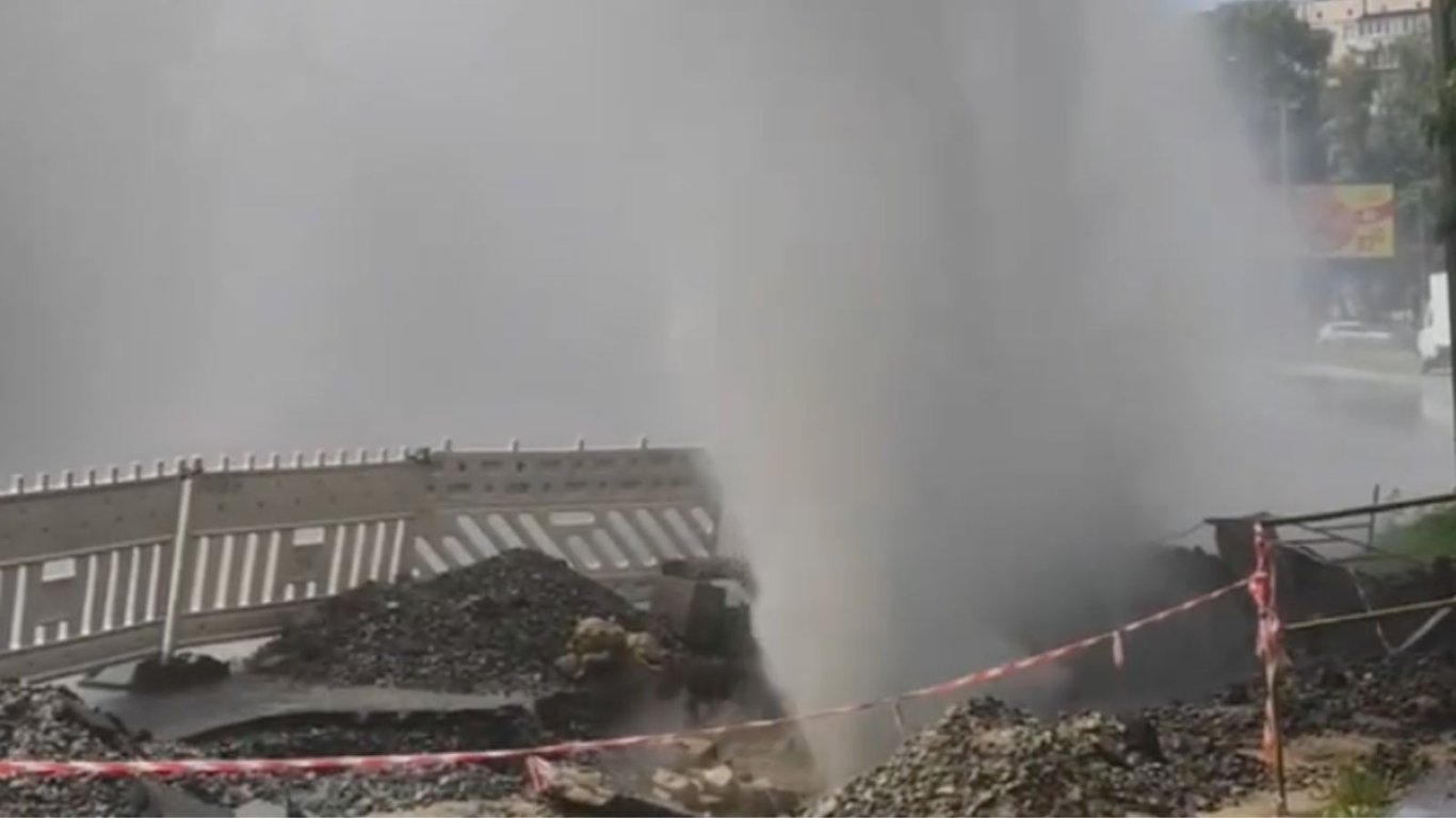 Фонтан высотой в десятки метров: в Киеве  опять прорвало трубу