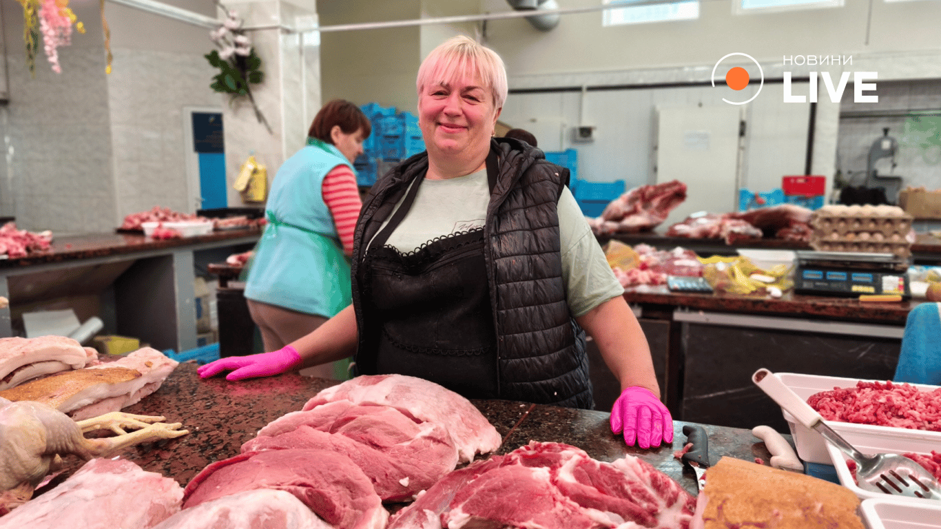 Продавчиня Валентина про м'ясну продукцію. Фото: Новини.LIVE 