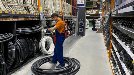 Сколько зарабатывают продавцы-консультанты — средняя зарплата в феврале - 290x166