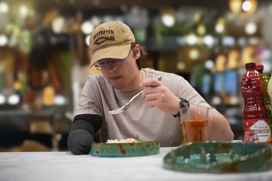 тарілки One-Handed Plates