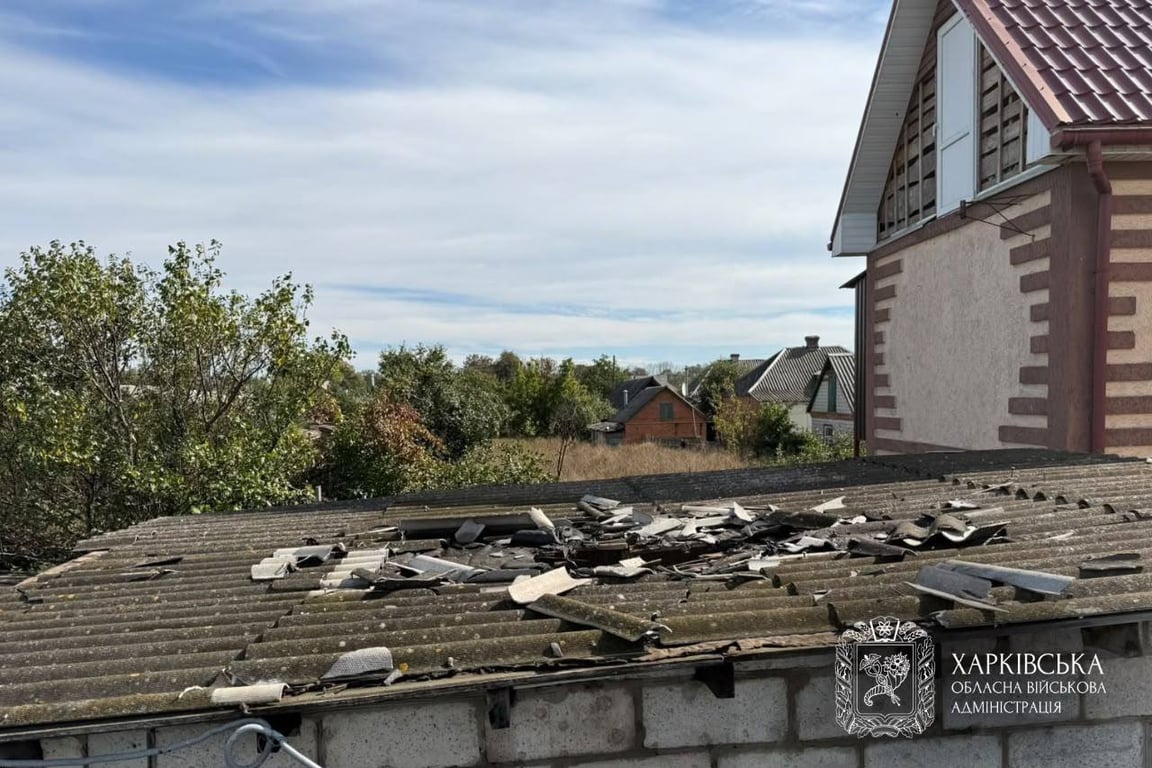 Пошкоджений дах будинку внаслідок російського обстрілу Харківщини