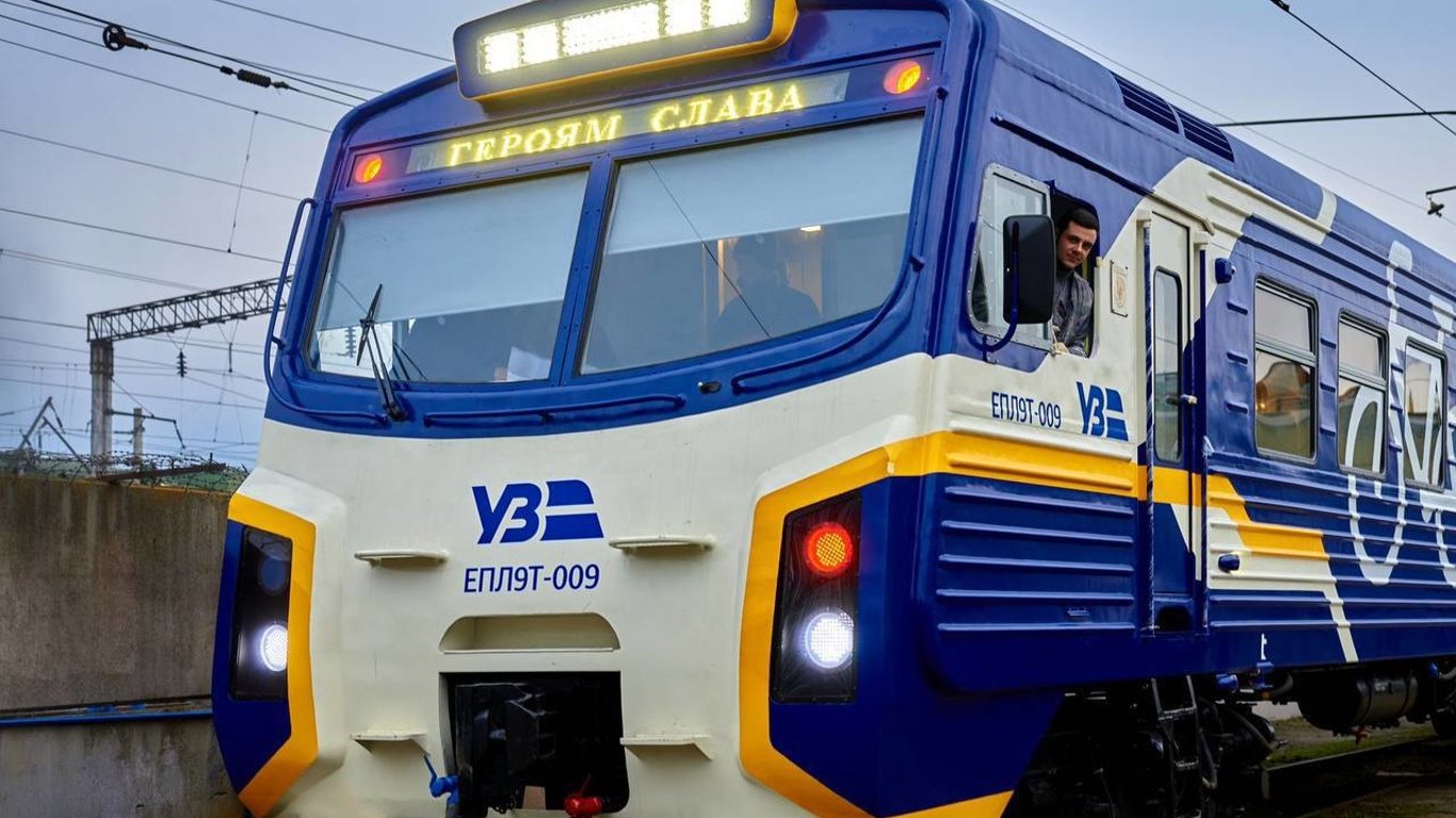 Укрзалізниця продовжила курсування поїзда Київ-Ужгород до кінця вересня