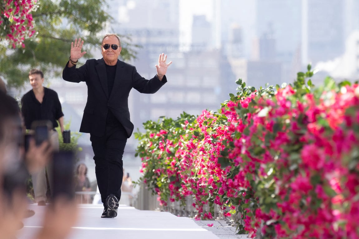 Багатодітна матуся Блейк Лайвлі в образі королеви диско приголомшила стрункою фігурою - фото 4