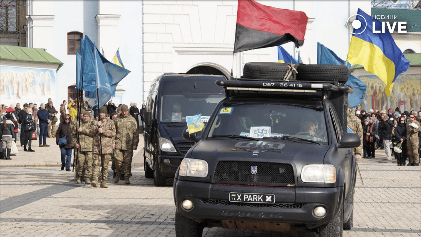 Траурний кортеж на похороні Василя Ратушного
