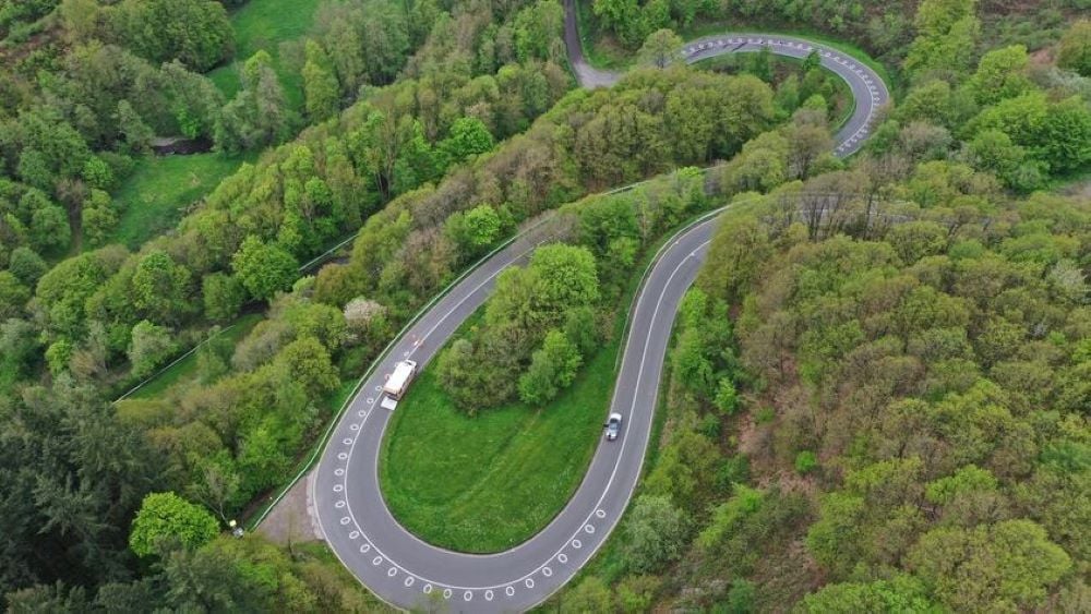 Что для водителей означает новый знак - белые круги на дороге - фото 1