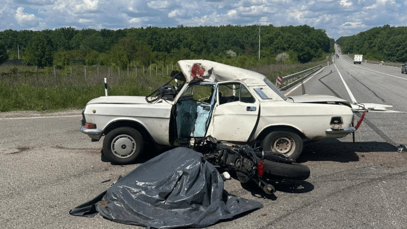 На Харківщині автомобіль зіштовхнувся з мотоциклом — є загиблі